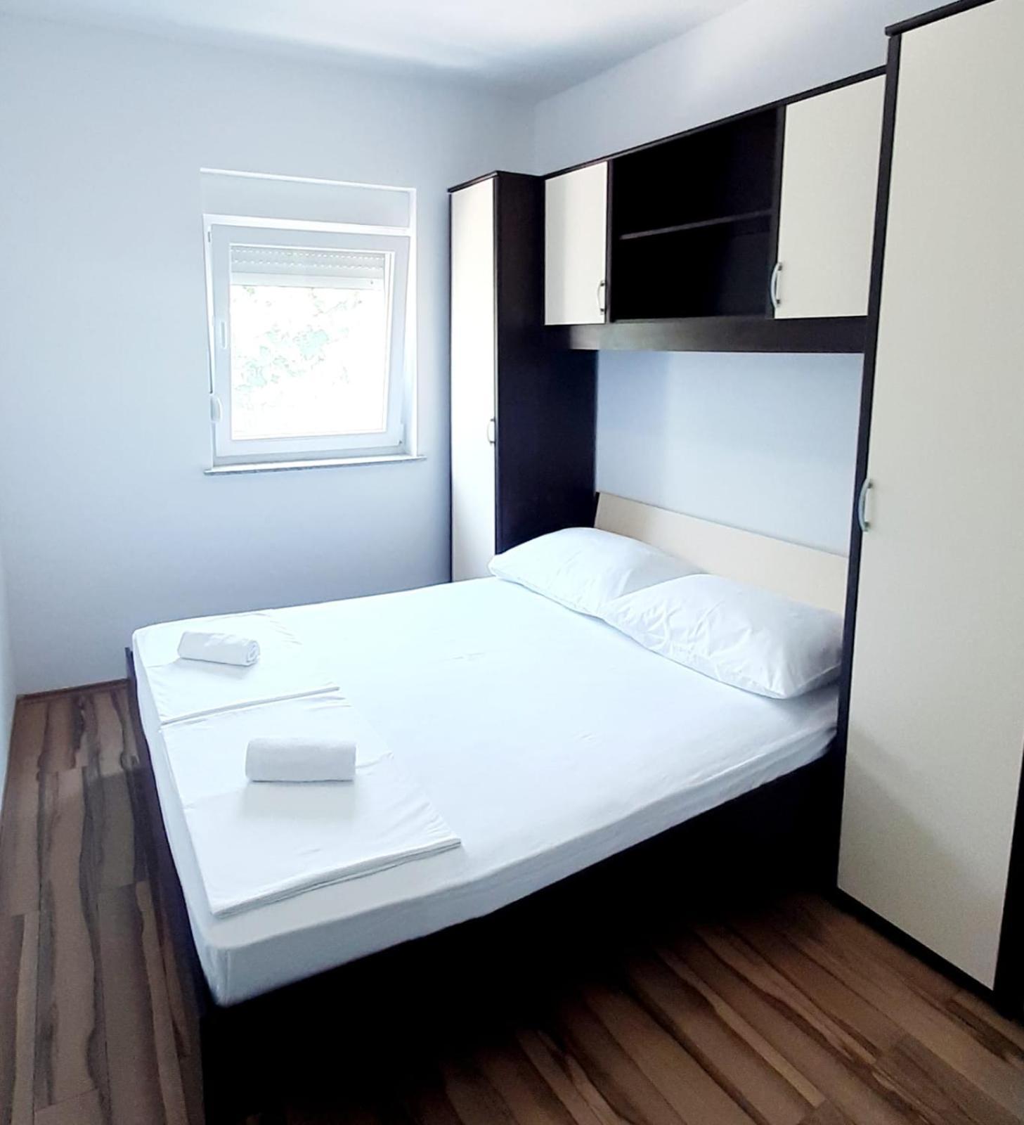 Apartments Maretic Мандре Стая снимка