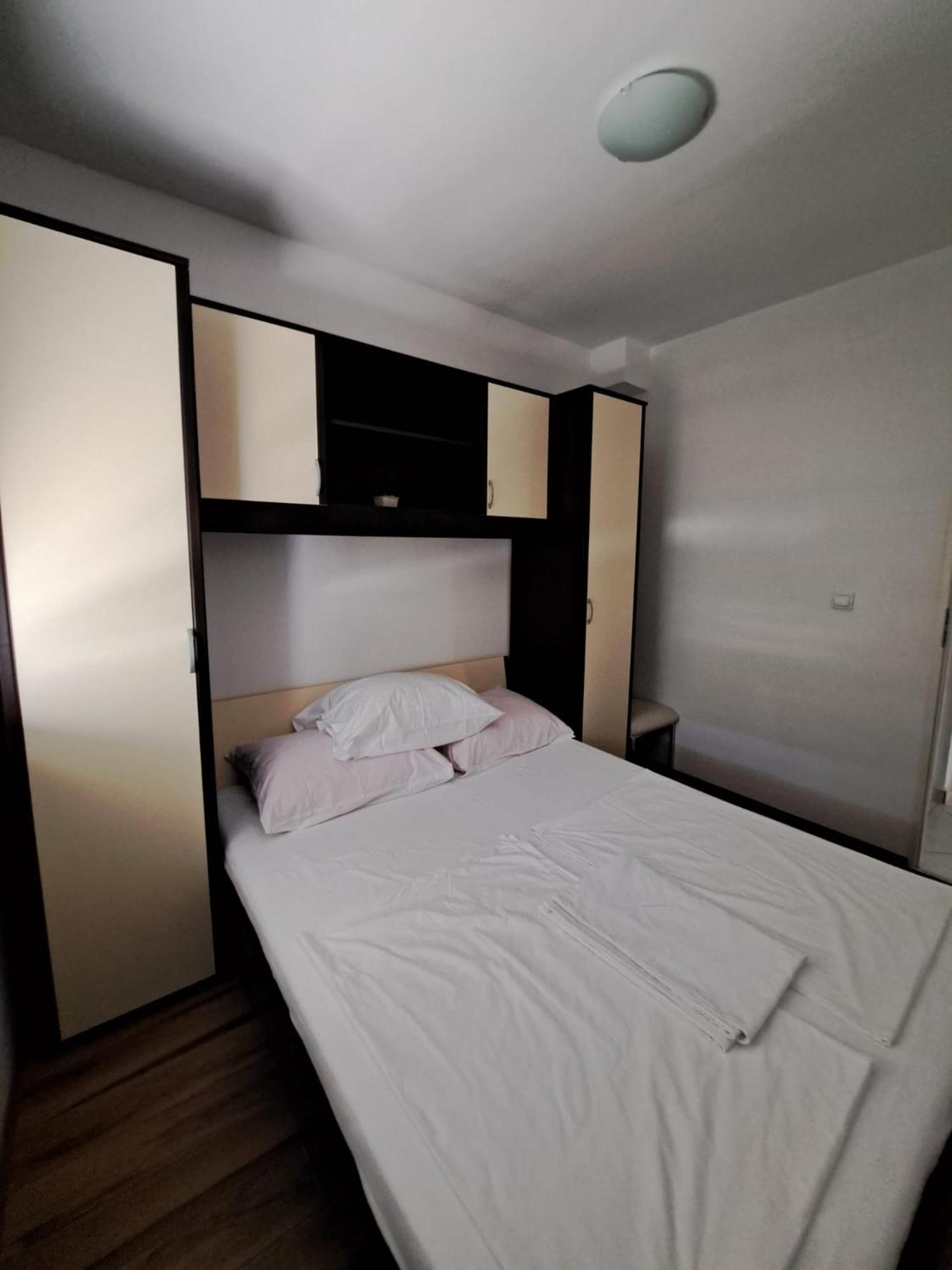 Apartments Maretic Мандре Екстериор снимка